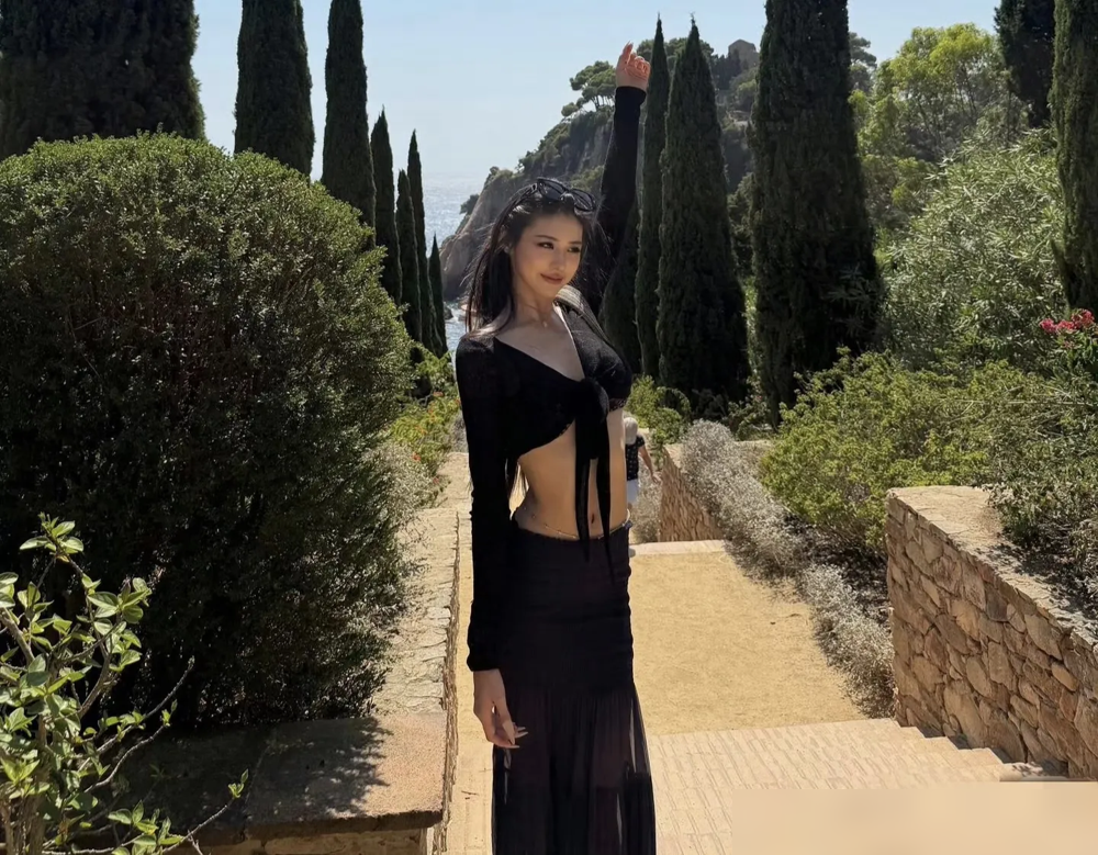 汪峰大女儿这脑子，真不是一般人。亲妈葛荟婕直播骂汪峰靠女人养，翻旧账，情绪上头连麦爆粗。继母章子怡那