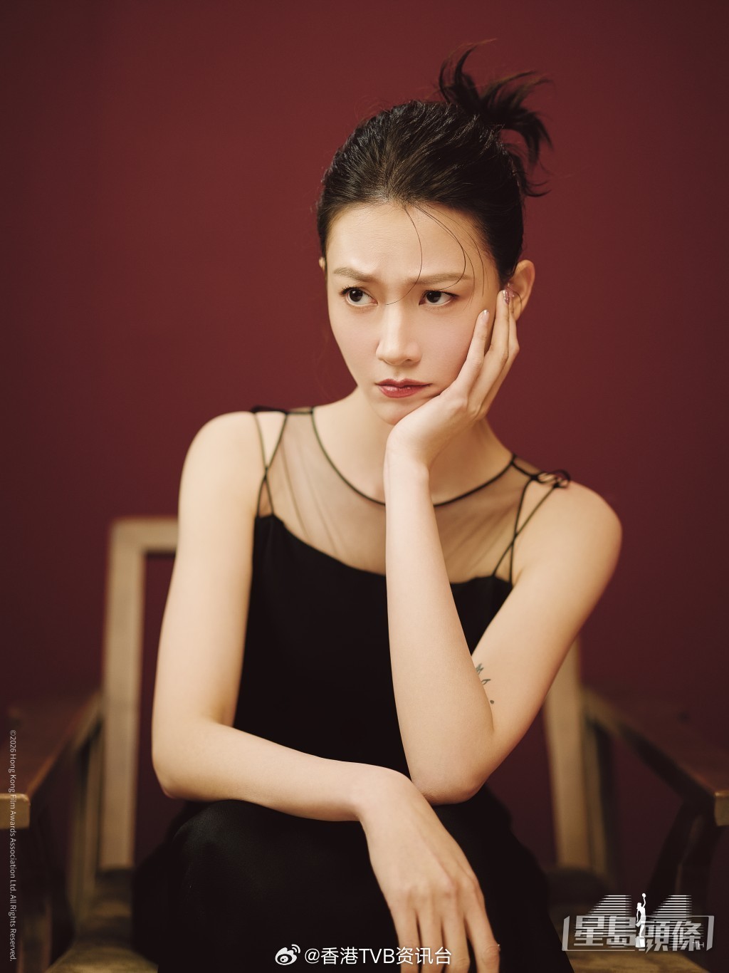 星岛：香港电影金像奖造型照曝光丨章子怡陈法拉优雅亮相争影后第四十四届香港电影金像