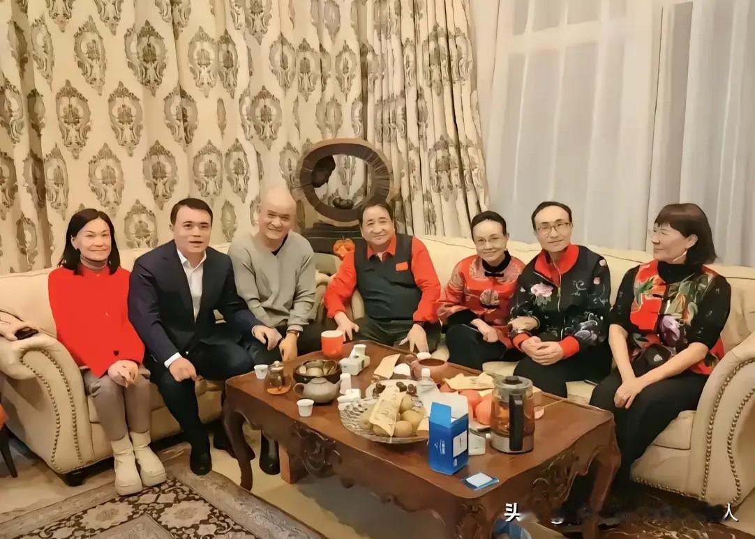 我猜今年春晚要是能请姜昆和巩汉林夫妇同台，合唱一首《我和我的祖国》，收视率指定能