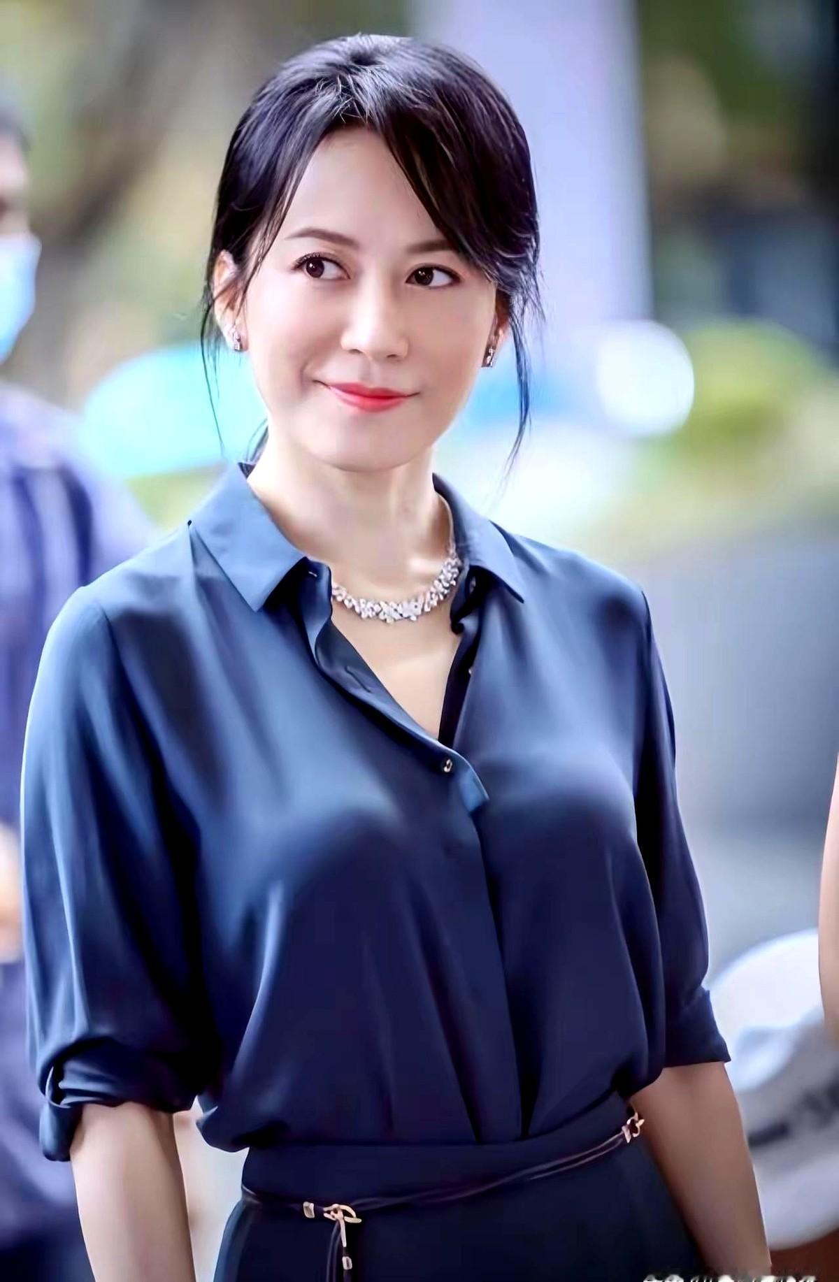 俞飞鸿说，1971年我出生在浙江杭州。她推掉好莱坞的绿卡回国，专挑不讨喜的角色