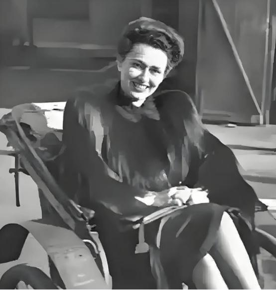 张宗昌和俄国武官打牌，俄武官输得精光，这时张宗昌说：“你欠我的钱我不要了，你把她