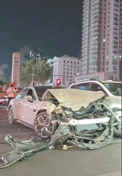 郑州小米SU7刚提1天就发生事故，连撞数车，所幸无人员死亡！现场细节曝光！2