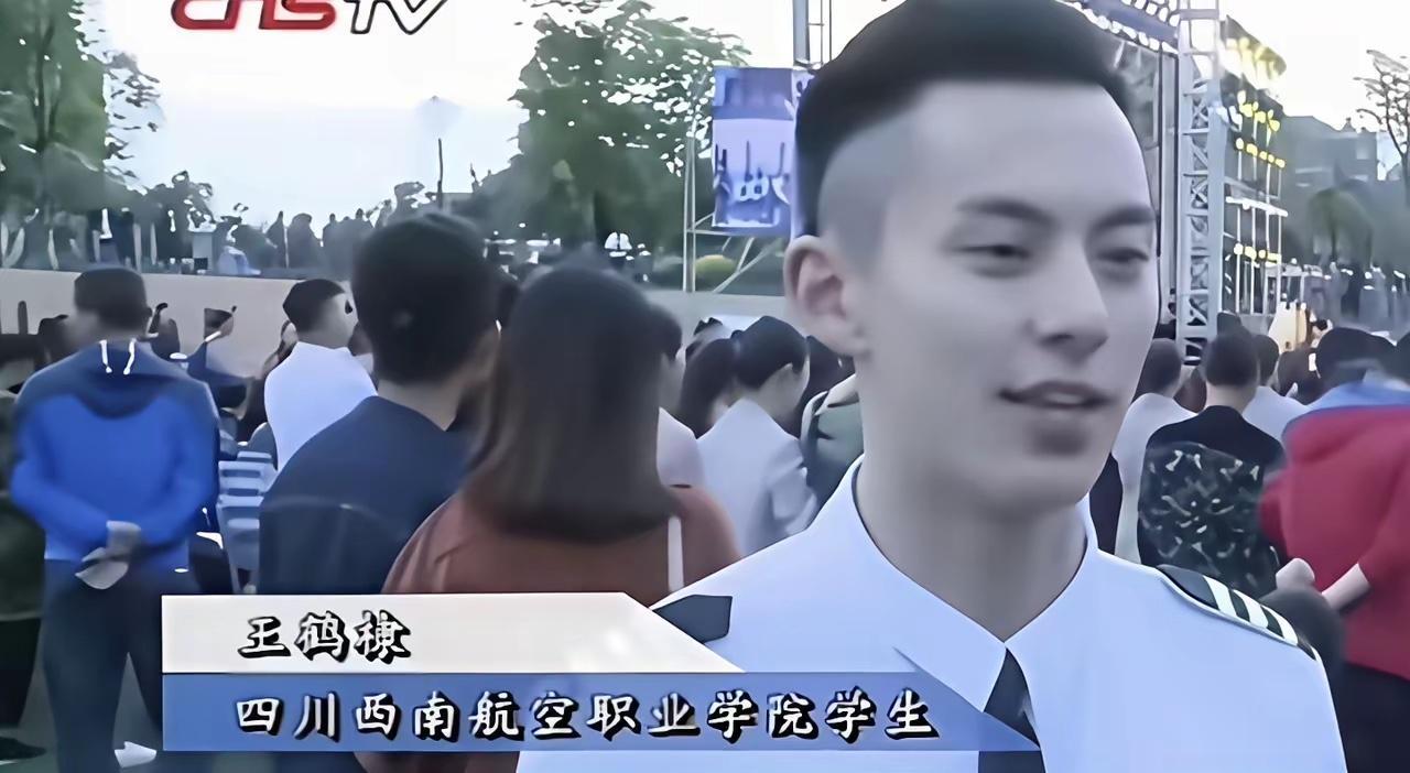 难怪当年李明德就说王鹤棣是精神小伙看到王鹤棣早期照片被扒，真的就是个精神小伙