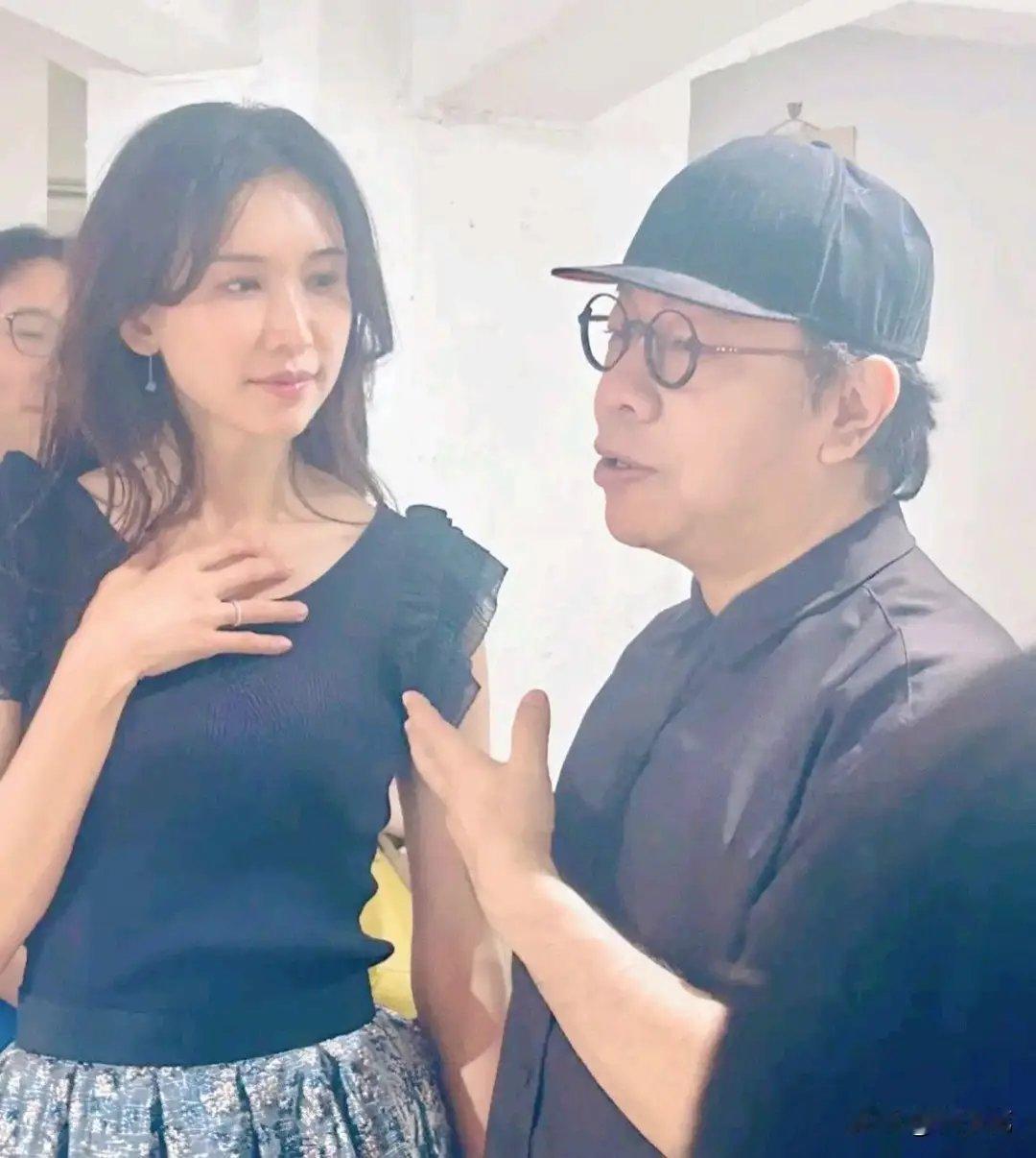 52岁林志玲在日本看展，和蔡康永好友聊天，她身材高挑保养真不错