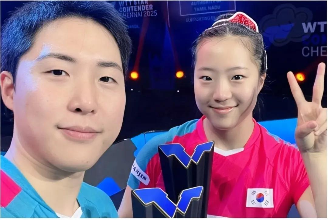 真是奇了怪了拿了冠军居然连声吼都没有这场面真是头回见要