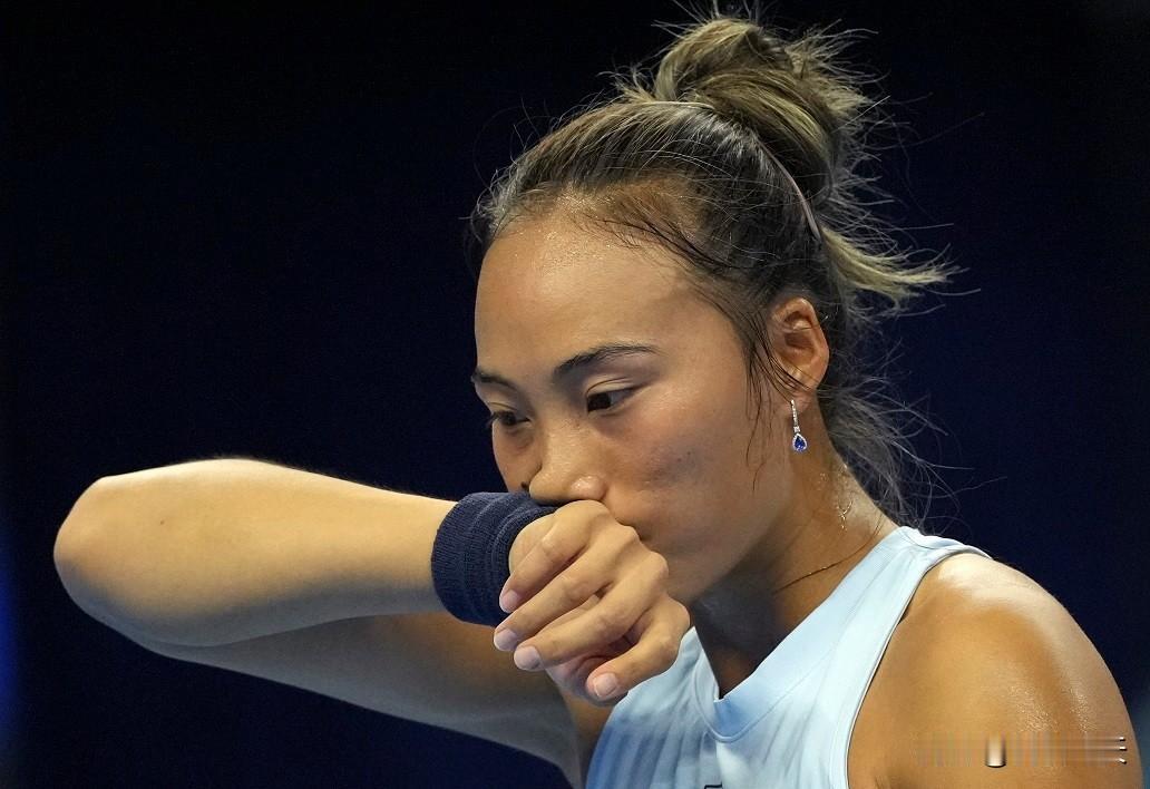 郑钦文触底反弹是假像北京时间6月18日凌晨，wTA250诺丁汉站女单第二轮，郑