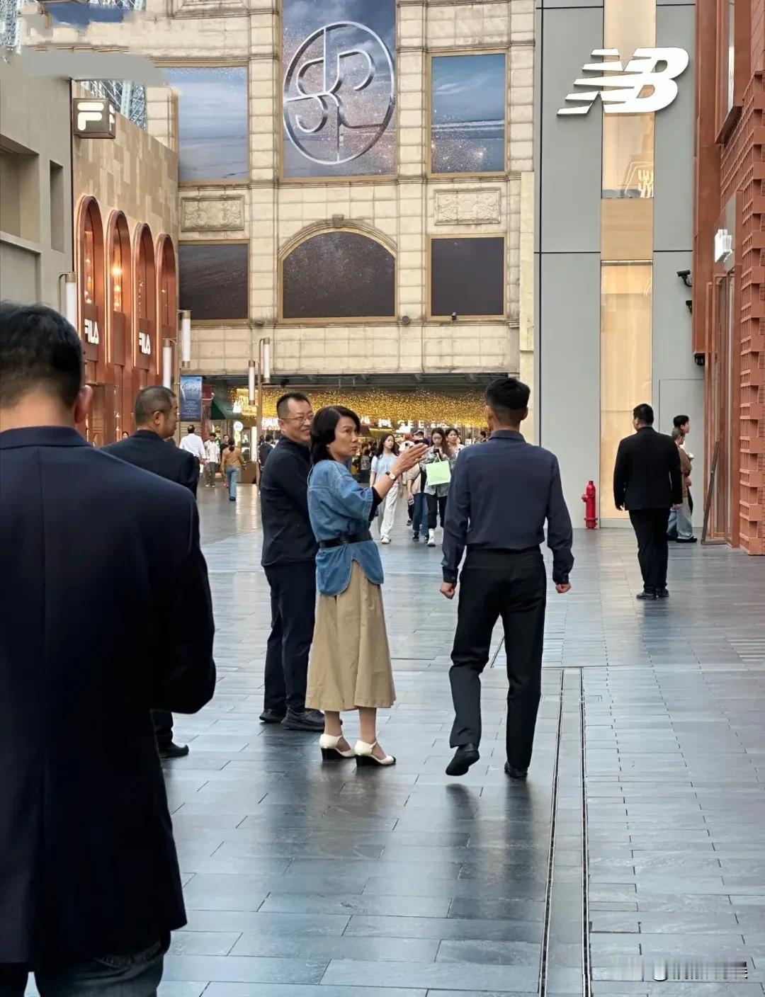 71岁的董明珠现身武汉开展工作。她头发乌黑浓密，身形不胖不瘦，表情不怒而威，气场