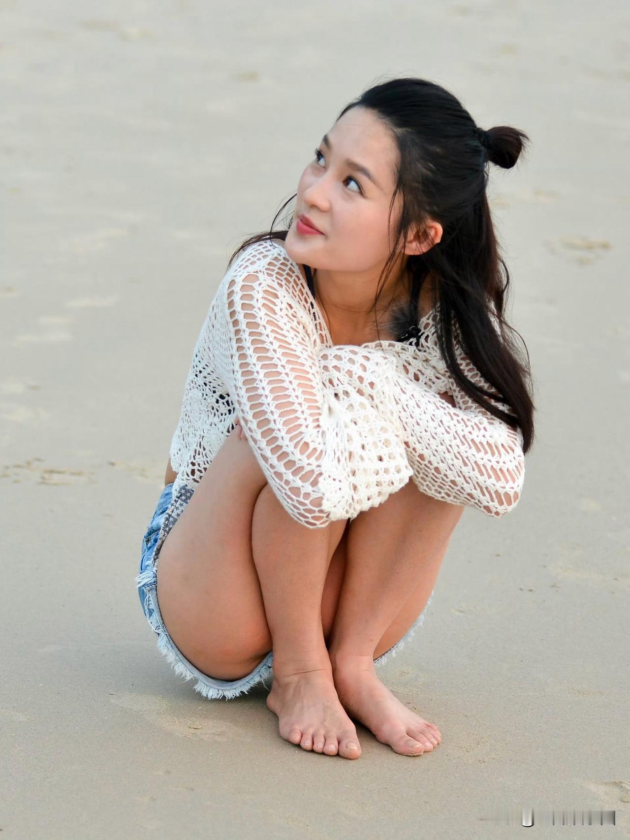 李沁海边穿搭