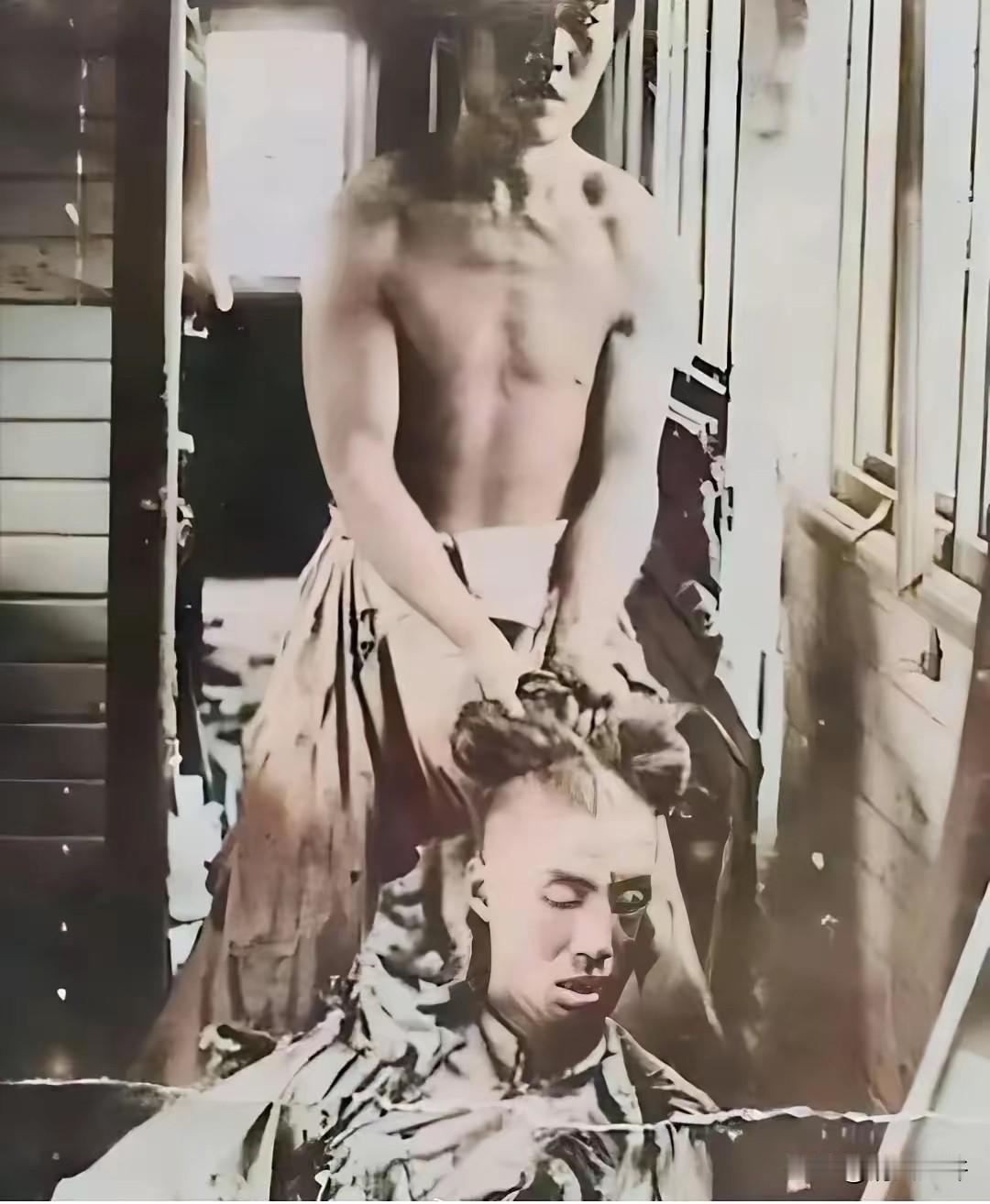 1905年，北京火车站，吴樾行刺失败，一名清军抓着他的辫子，正被清理出车厢，镜头