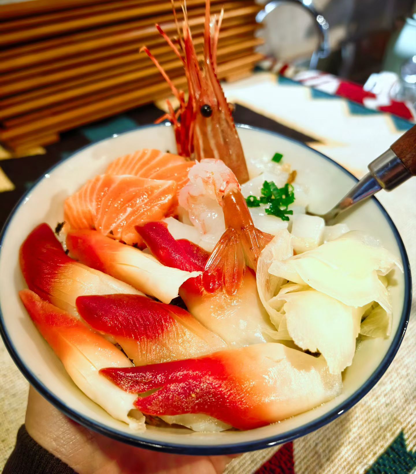 今跑山钓鱼搞了一天刚到店里刺身盖饭凑合一口！