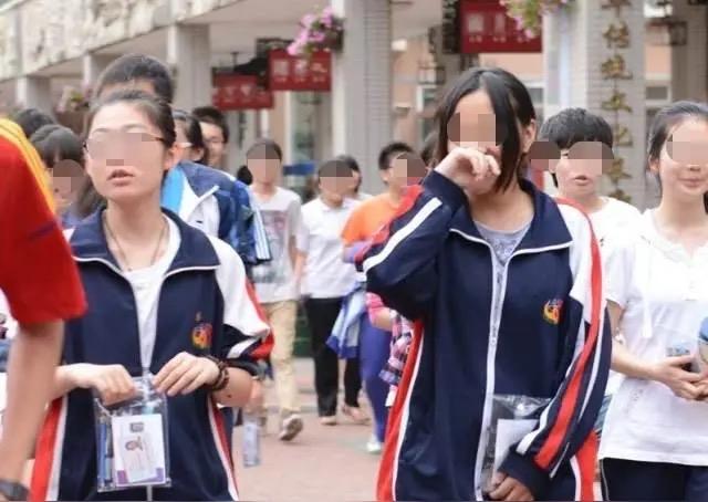 江西南昌，考生忘带准考证，母亲提早10分钟送到考场里面，女生不知情依然在考点
