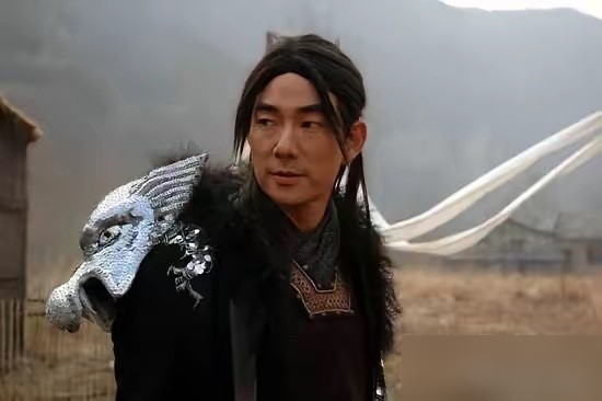 1998年，黄磊一甩手，任贤齐连戏服都没来得及做，就被摁进了杨过的头套里。台视拍《神雕侠侣》，原本定