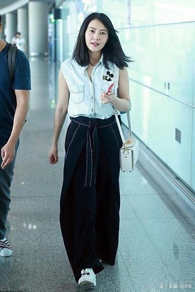 高圆圆气质不凡！无袖衬衫配阔腿裤走机场，简约时髦～​​​