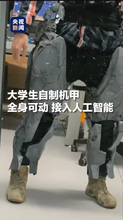 “太有才了！”，重庆交通大学，学生黄彦钧身穿一身机甲在拍照，原以为就是一种装饰，