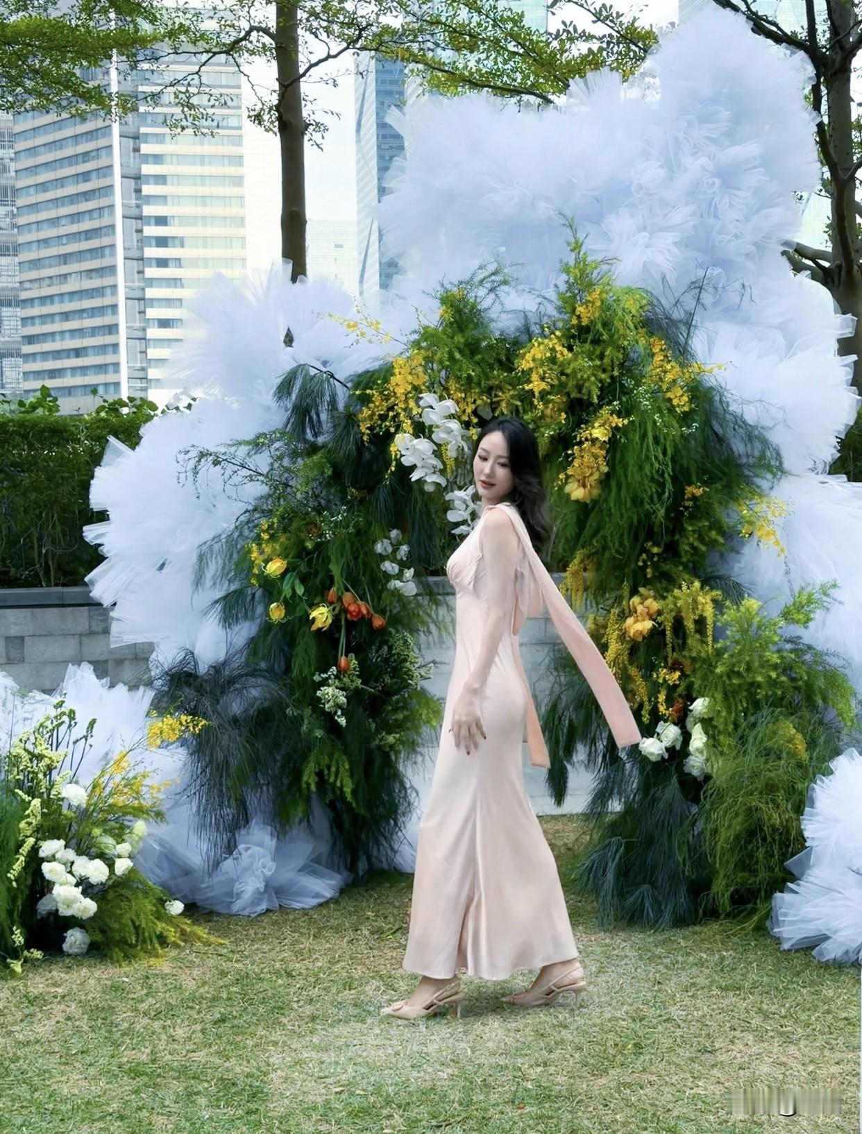 女装穿搭分享推荐优雅客厅，时尚穿搭，尽显现代奢华！