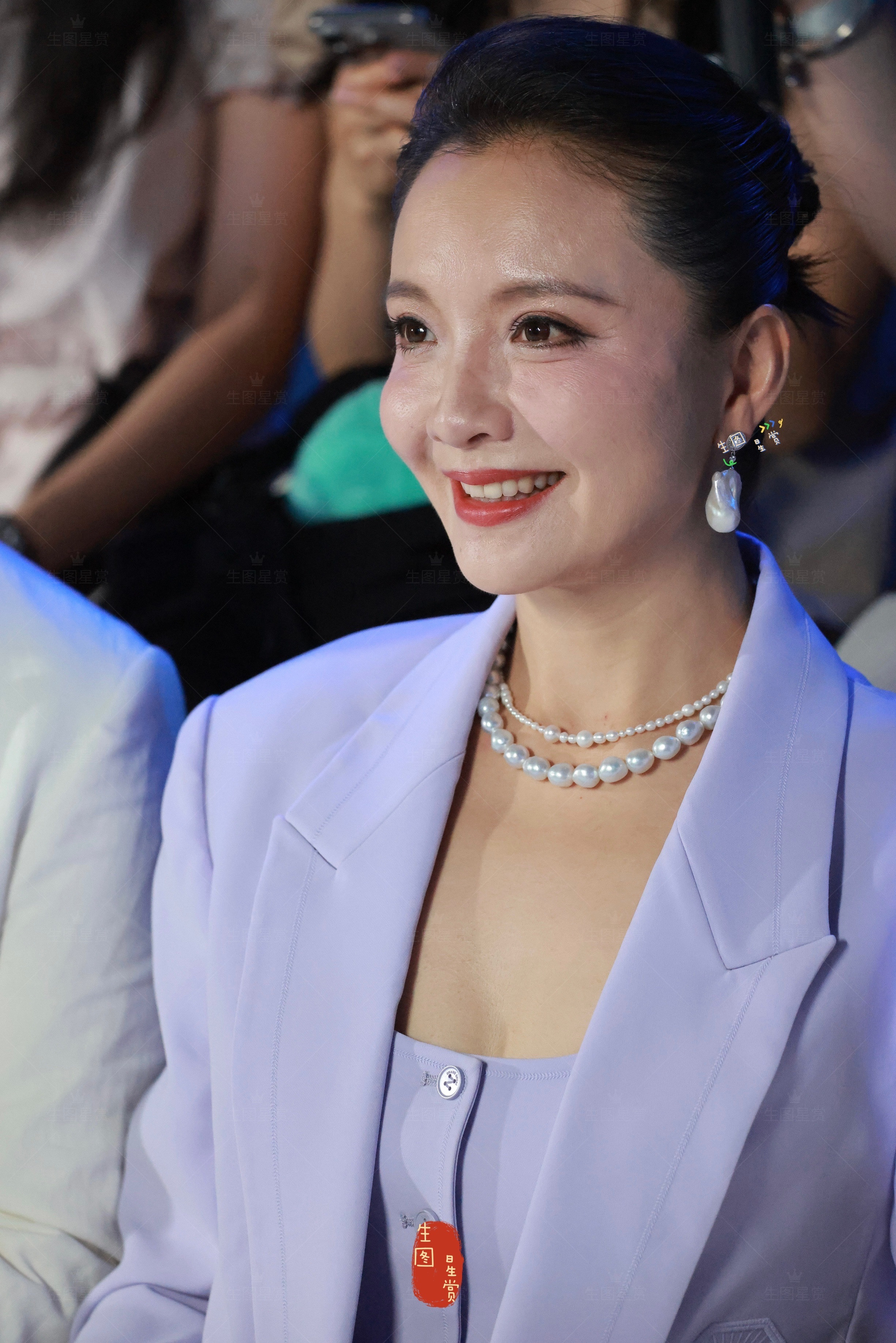 孙茜昨天北京看秀，紫色西装很有韵味💜是温婉气质的槿汐姑姑