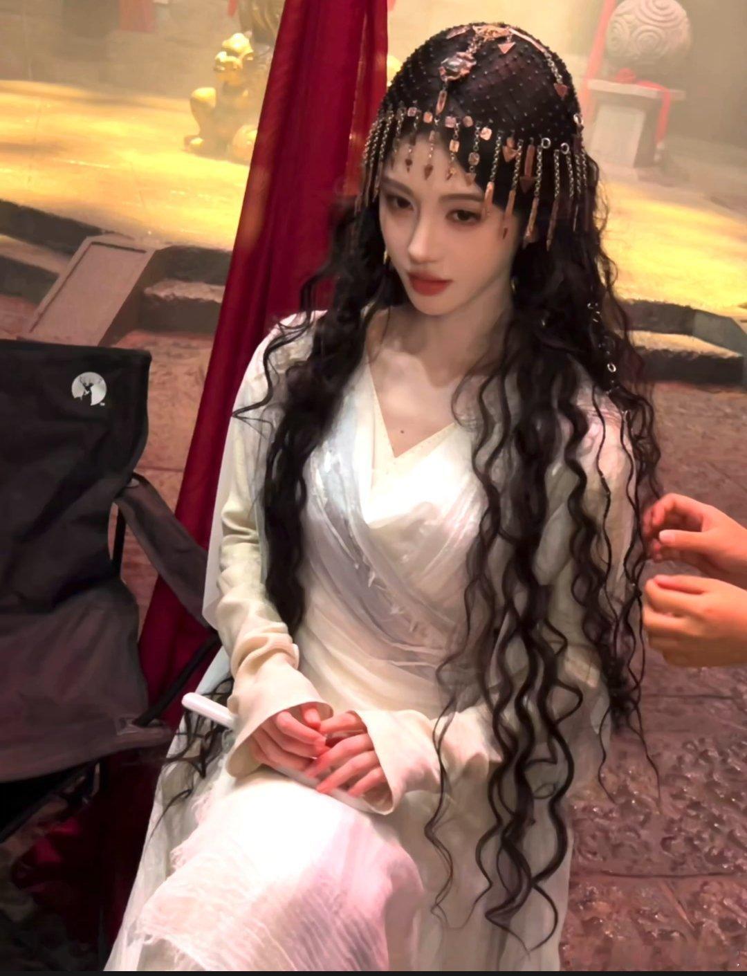 鞠婧祎新剧的每个造型都美的好像杂志封面一样​​​阿黛服装好多啊​​​