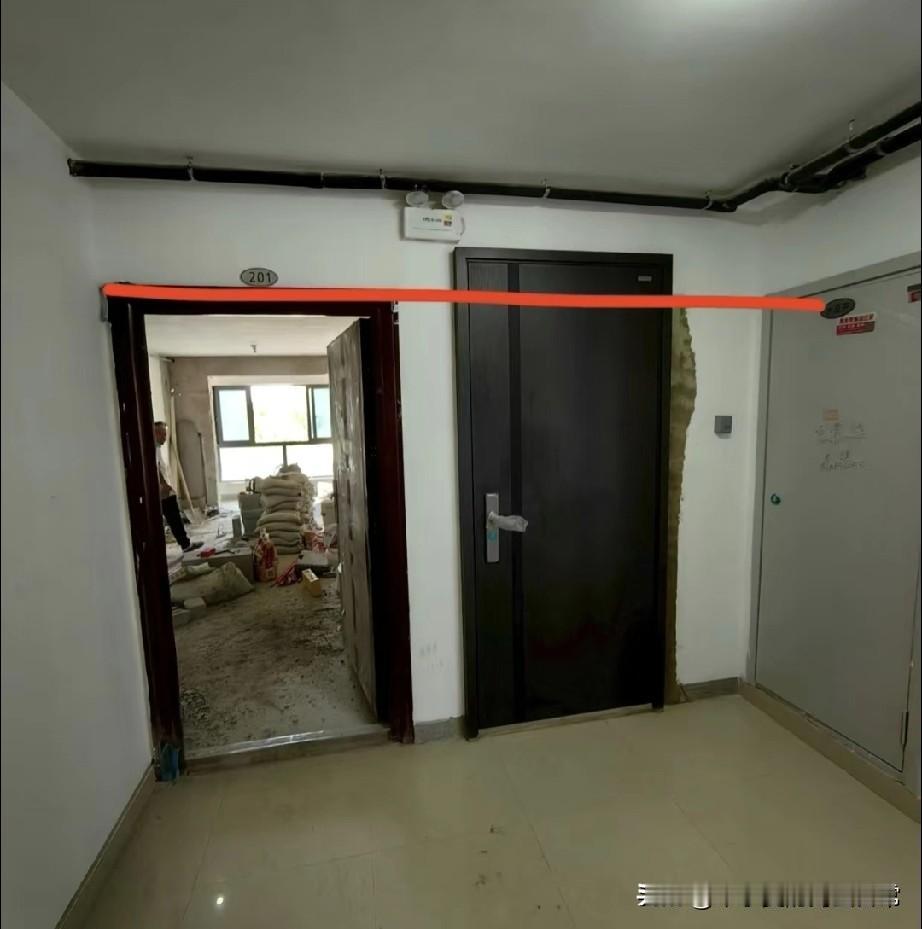 自家房门换个门，邻居过来吵架了!装修到一半快被气笑了——自己家房门旧了，换