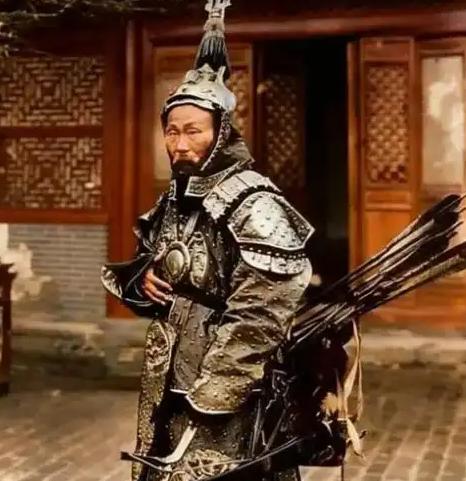 1903年，广西提督苏元春被押送京城将要斩首，他多年的同僚好友纷纷袖手旁观，唯有