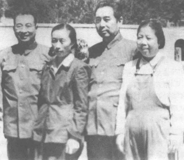 这张照片非常珍贵。左一是陈赓，左二是陈赓的妻子傅涯。左三是周总理，左四是周总理