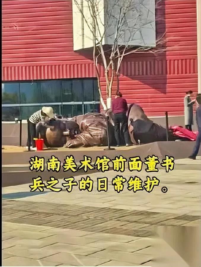 长沙雕像被洗爆热议全国28个同款究竟啥用途？路过长沙美术馆，撞见大地之子