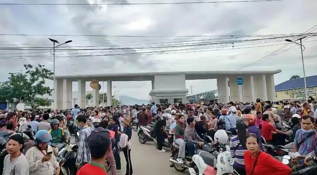 柬埔寨中资制衣厂数千名员工罢工，起因是厂里新规“迟到一分钟扣10美元”、取消