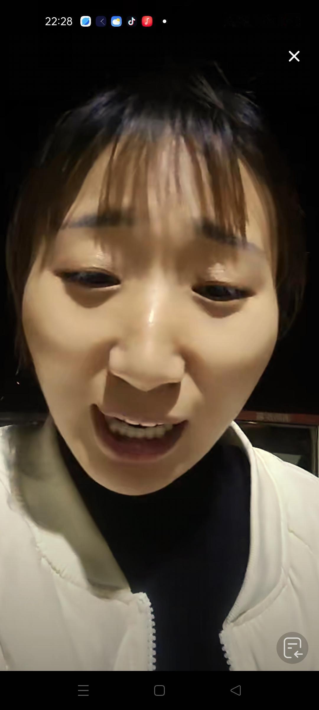 胡龙的妹妹心地善良，一看就比前几天认亲火了的妹妹强多了，这个妹妹怎么看哥哥都是家