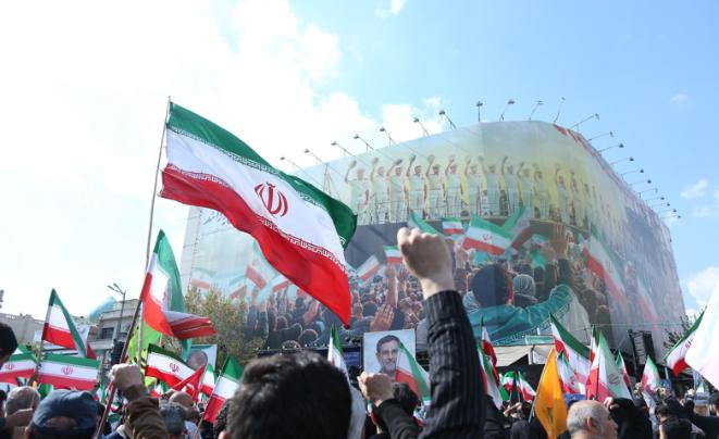 硬扛了一个多月的狂轰滥炸，德黑兰的高层才猛然惊醒出一身冷汗。真正能让他们亡国灭种