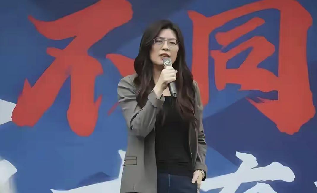 随着第四次辩论赛的结束，张亚中的表现要超过郑丽文，也得到了很多人的认可。 说