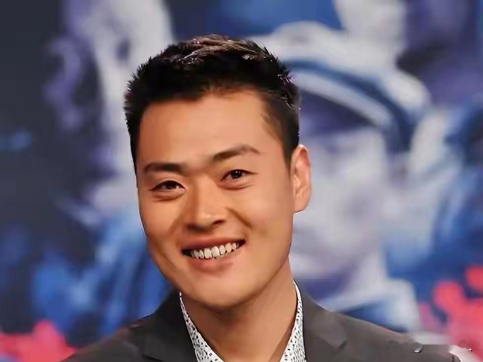 他是大家熟悉的演员，结婚18年与妻子无儿无女，如今入住北京四合院。说起张桐，