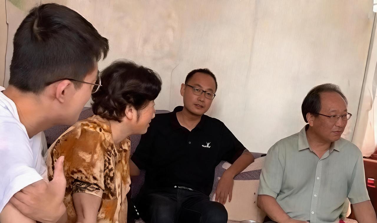 他凭借第一次高考635分的优异成绩被国防科技大学录取。这所军校是顶尖的985高校