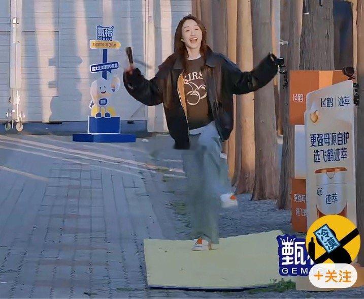 50岁李小冉，带着狗子蹦蹦跳跳的去录五哈，这状态说她不过30也是可以的李小冉被气