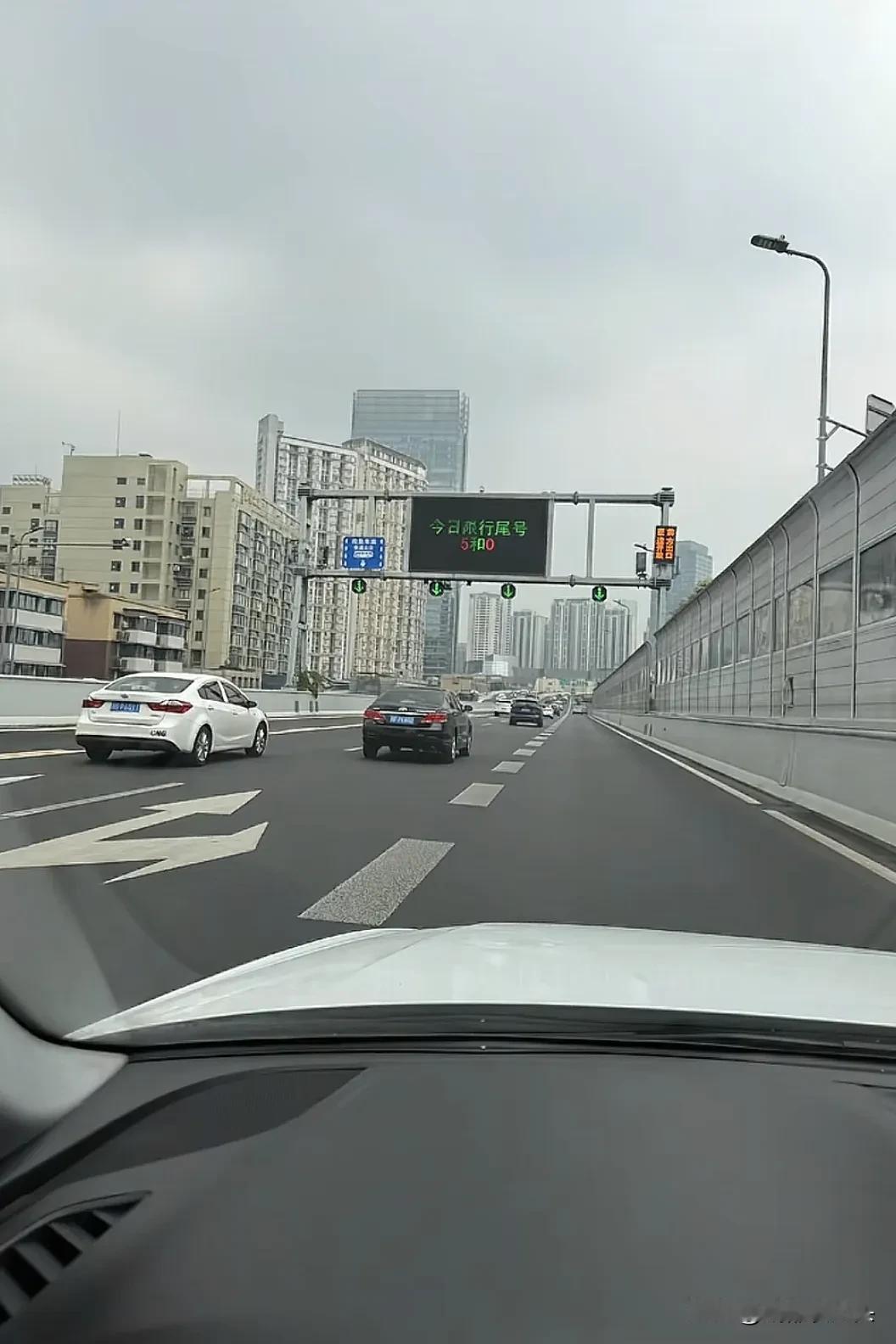 成都网友：吓巳！今天星期四，为啥限号是5和0？今天大头看到不少网友反馈，成都
