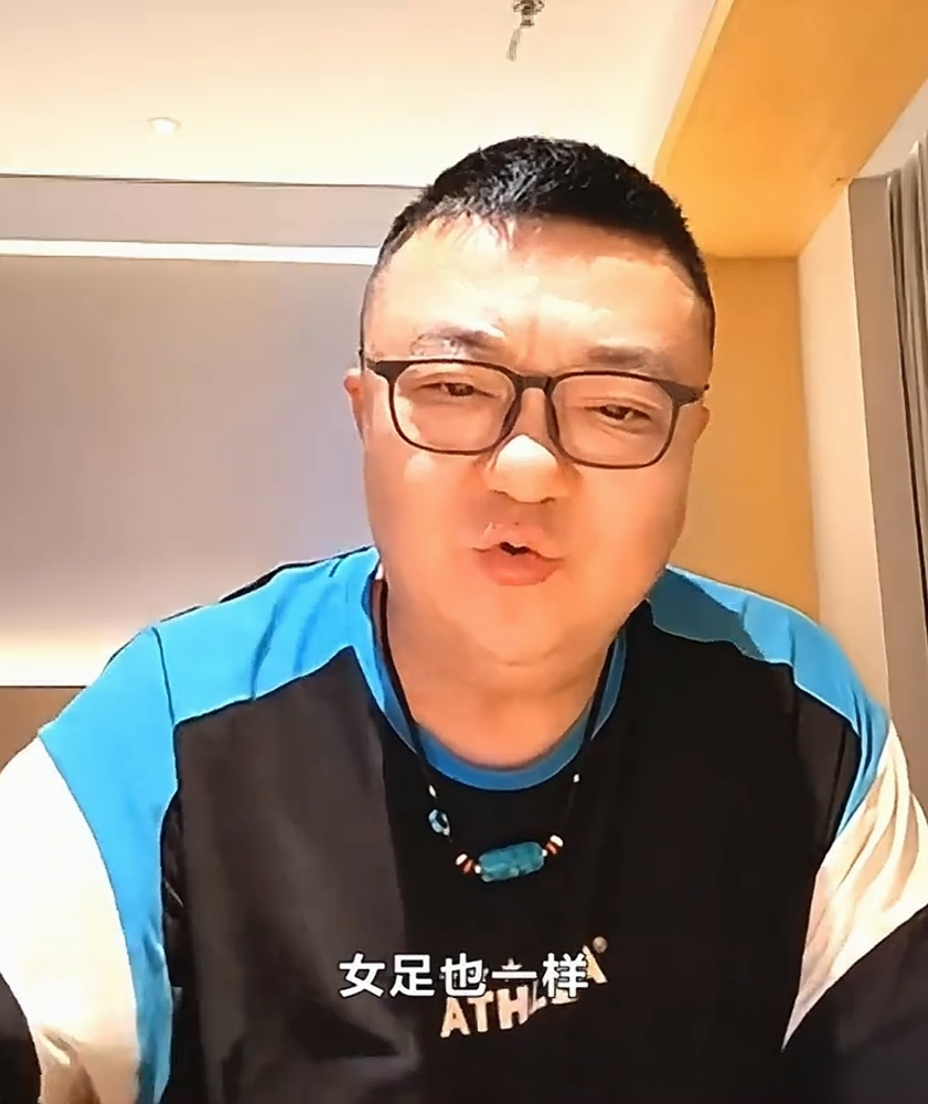董路这话够狠：31岁的王霜，现在去英格兰或者巴黎，连比赛都踢不上。别急着骂。看看热刺的数据，2023