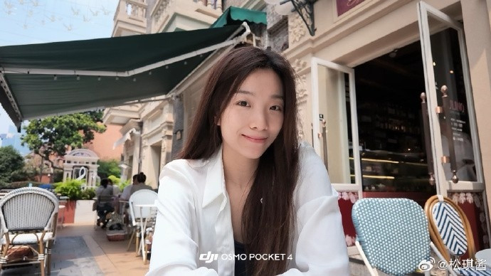 主持人松琪晒照: 在附近吃个早饭, 看会儿其他赛区的节目