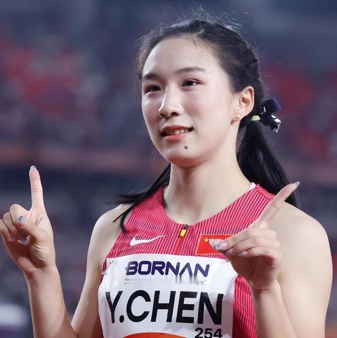 父母都是浙大短跑高手，却让女儿先练网球。五年级校运会一跑，全场看傻了，这丫头腿太