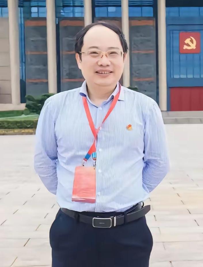 郭伟高中学历冒充海归成为大学导师，在此反问一下所在大学！首先，你们不看他的学