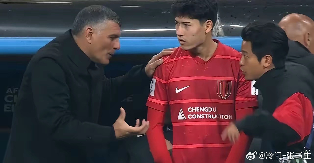 成都蓉城赢球靠运气？与青岛海牛一战，1比0险胜，踢得艰难。要不是罗慕洛80分钟角