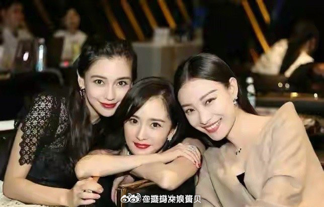 两张很有争议的照片，杨幂、Angelababy和倪妮的合照，你第一眼看到谁？