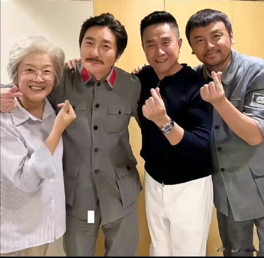 四位戏骨后台齐聚。是实力派们的惺惺相惜，我一眼认出了尊敬的宋春丽老师，张志坚老