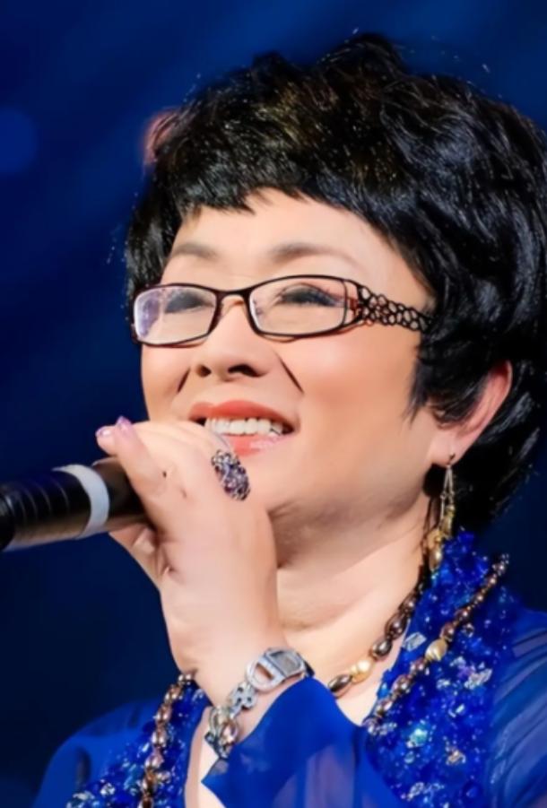 1997年，知名歌唱家谢莉斯在台上唱歌时，突然感觉嘴巴麻木，不受控制的歪向一边，