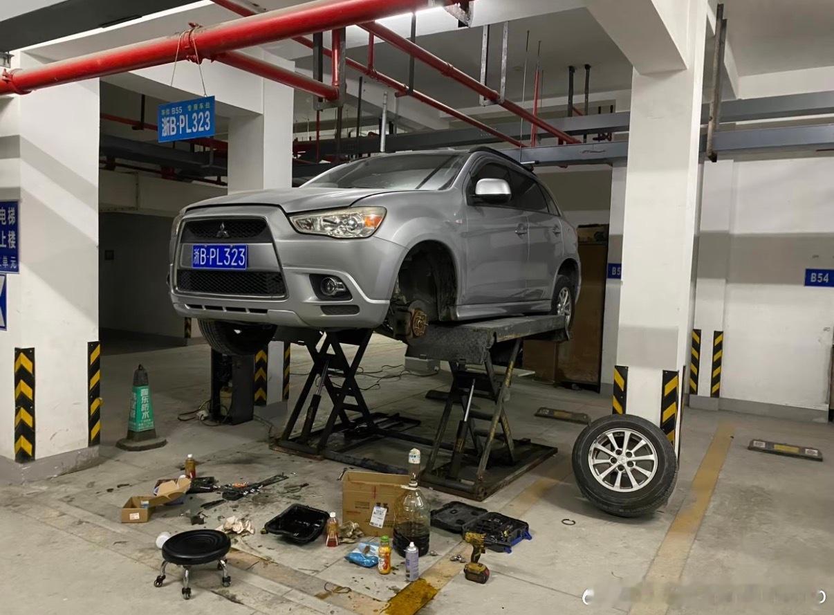 这车主也太喜欢修车了，直接在车位整个举升机🤣大v聊车汽场全开​​​