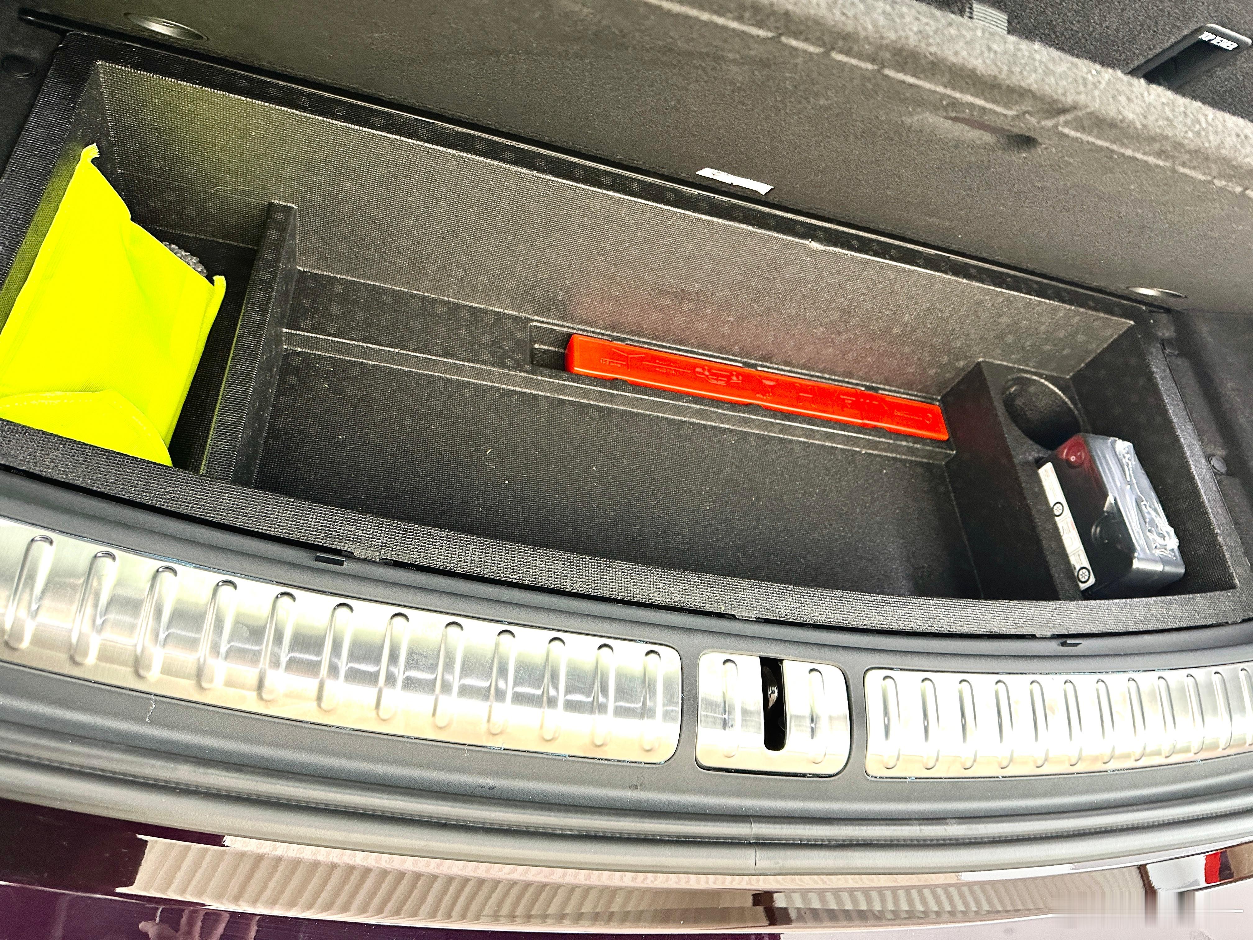 泰山尾箱的下层空间不错，在增混SUV里算好用的，又大又规整。乐道L90地下室很大