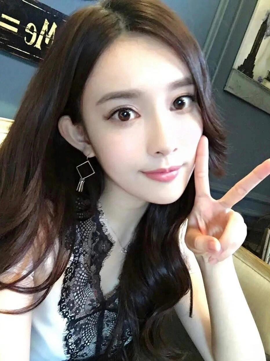 谁还记得那个被骂“加戏作精”“网红脸”的孟子义？如今她早已不是被争议裹挟的招黑