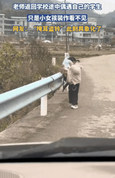 小学生举作业本挡脸躲老师，网友笑疯：这是“掩耳盗铃”本人吧！谁看了这小姑娘