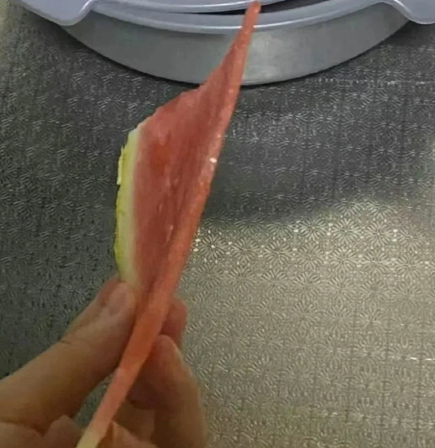 朋友切的西瓜像培根