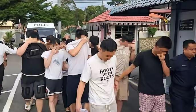 中国吊销36名中国籍人员护照！近日，马来西亚警方对36名中国籍诈骗嫌疑人提起公