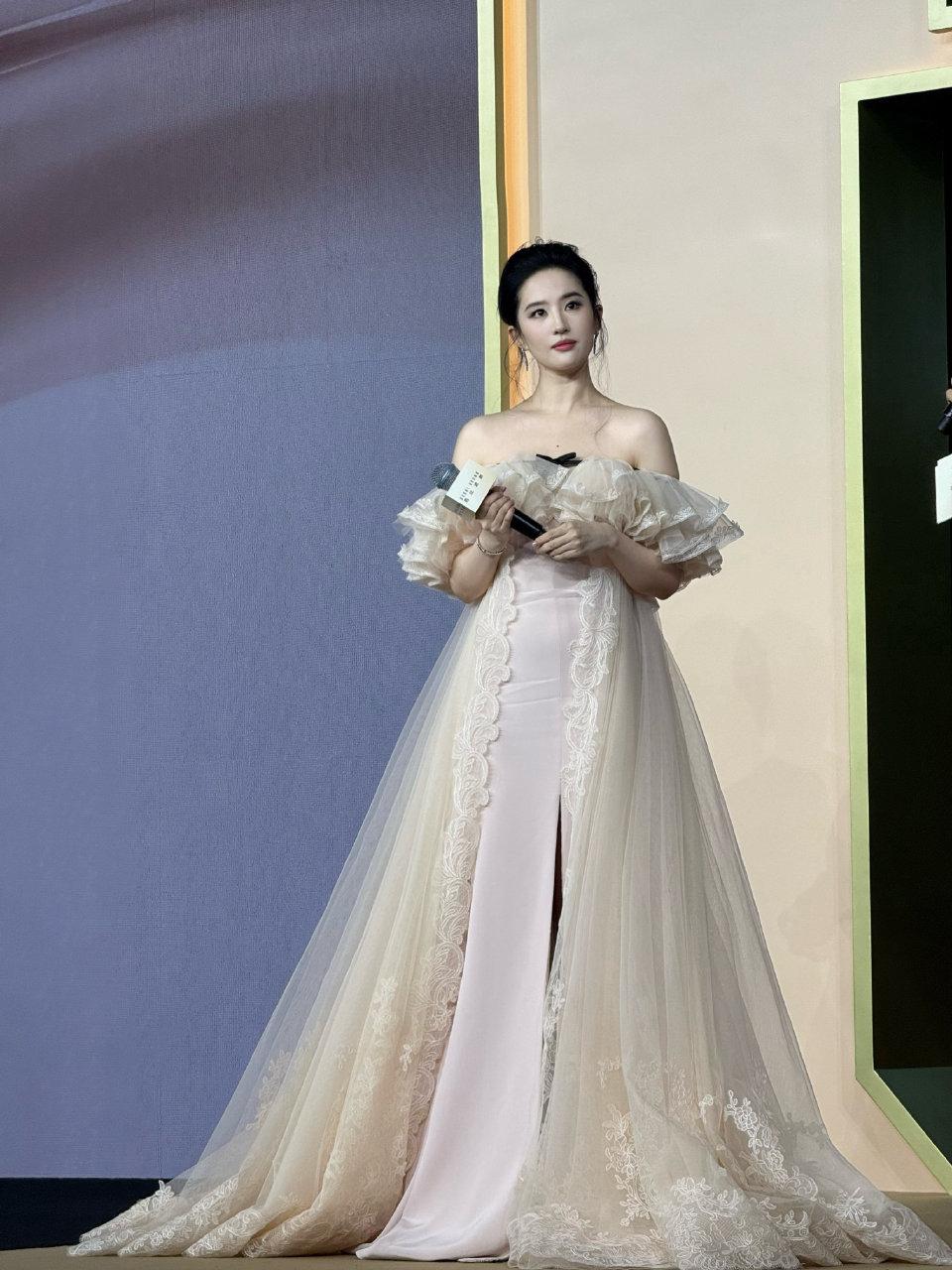 每一次出现，都美得让人意外，这条仙女裙也就她可以驾驭得如此美丽