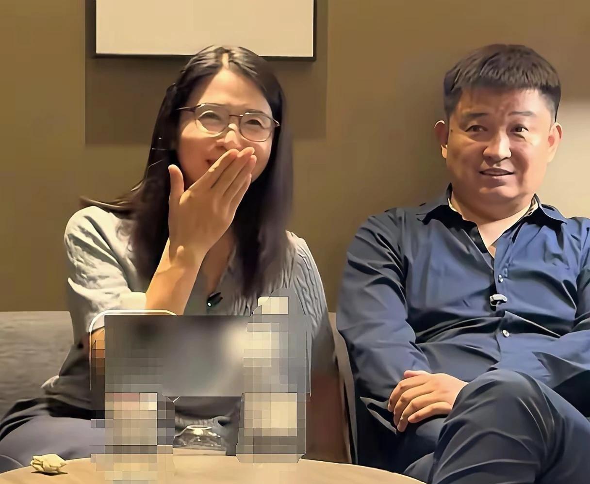 前两天，在接受媒体专访时，崔丽丽夫妻曾经面对镜头相视一“笑”，这一镜头，让人印象