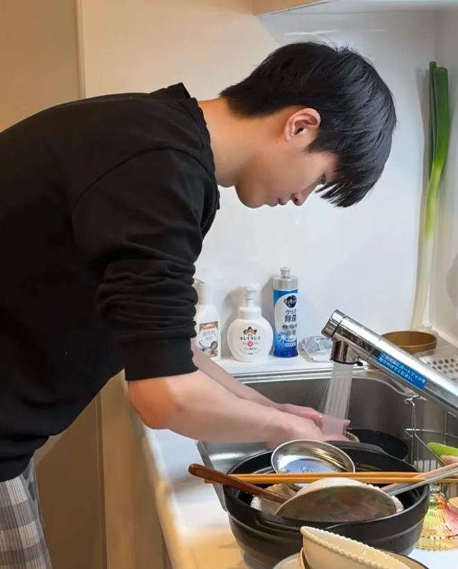 上海有个小伙，干脆不上班了，不是懒，家里六个老人退休，退休金凑一块儿一月快四万，